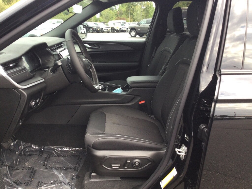 2025 Jeep Grand Cherokee Laredo photo 2