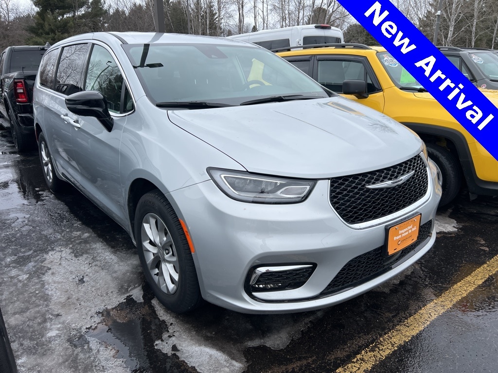 2024 Chrysler Pacifica Touring L's photo