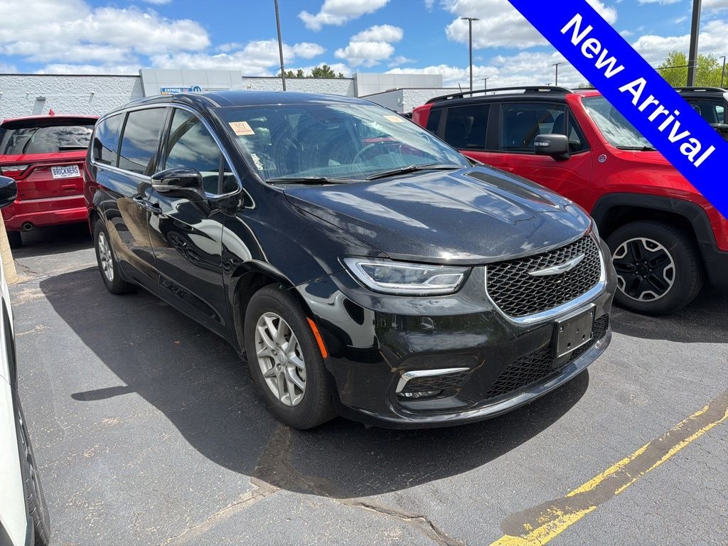Used 2025 Chrysler Pacifica Select Minivan/Van
