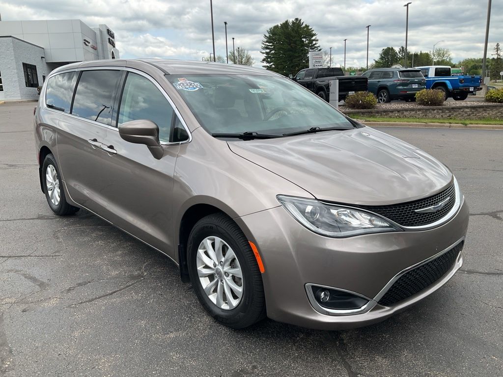 2018 Chrysler Pacifica Touring Plus's photo