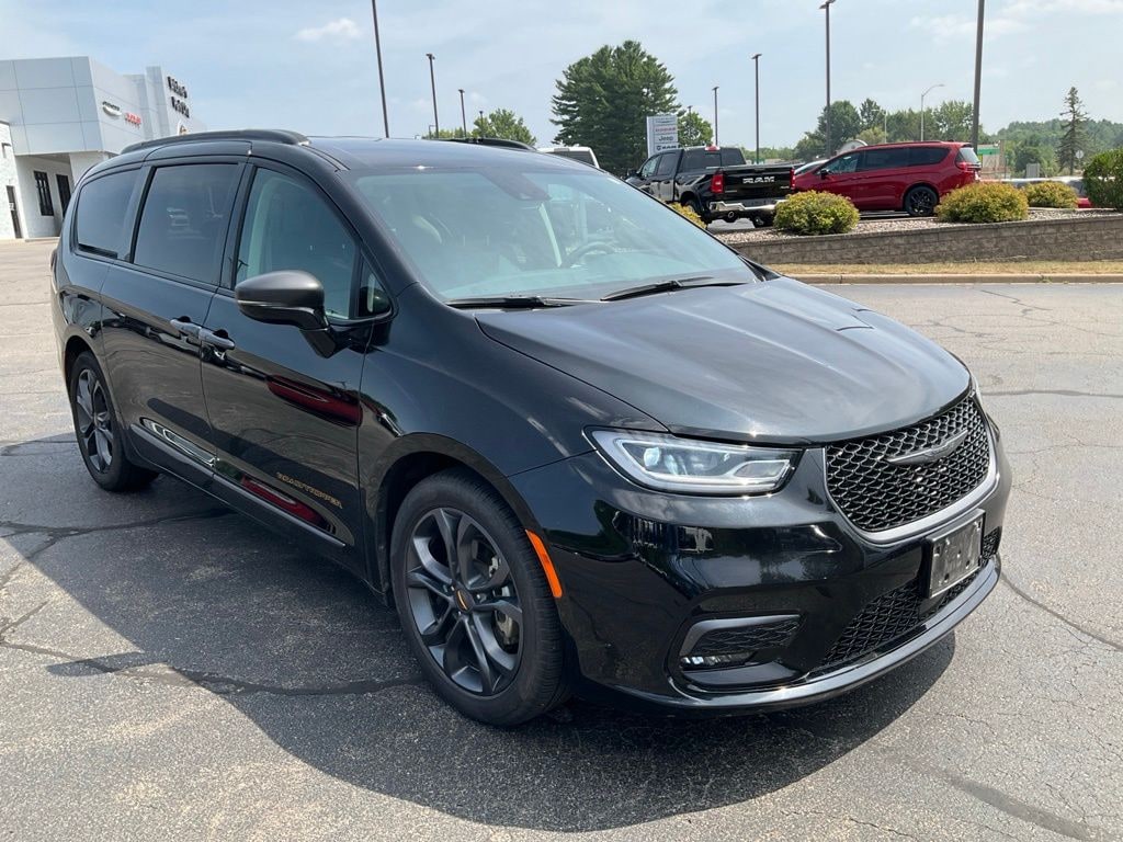 Used 2024 Chrysler Pacifica Touring L Minivan/Van
