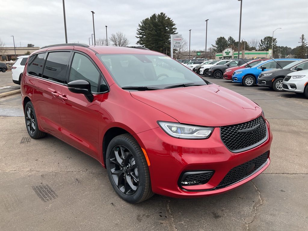 2026 Chrysler Pacifica Select AWD's photo