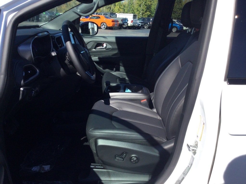 New 2026 Chrysler Pacifica SELECT Passenger Van
