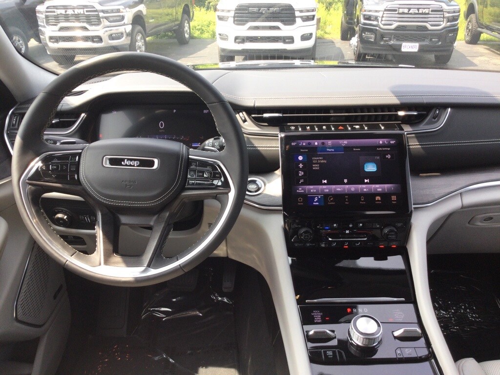 2023 Jeep Grand Cherokee Overland photo 3