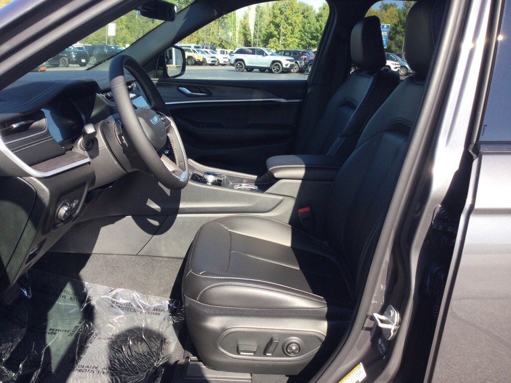2025 Jeep Grand Cherokee Limited photo 2