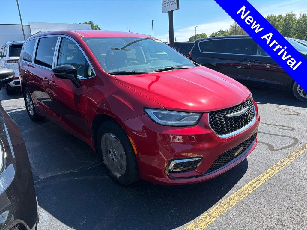 Used 2024 Chrysler Pacifica Touring L Minivan/Van