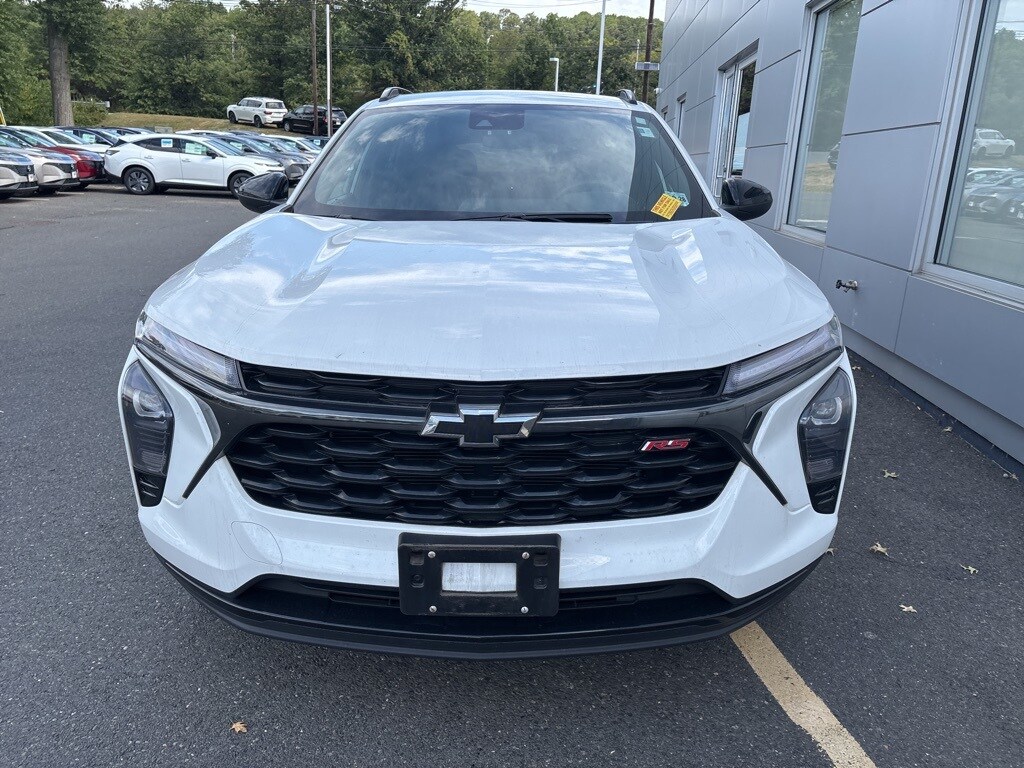 2024 Chevrolet Trax photo 2