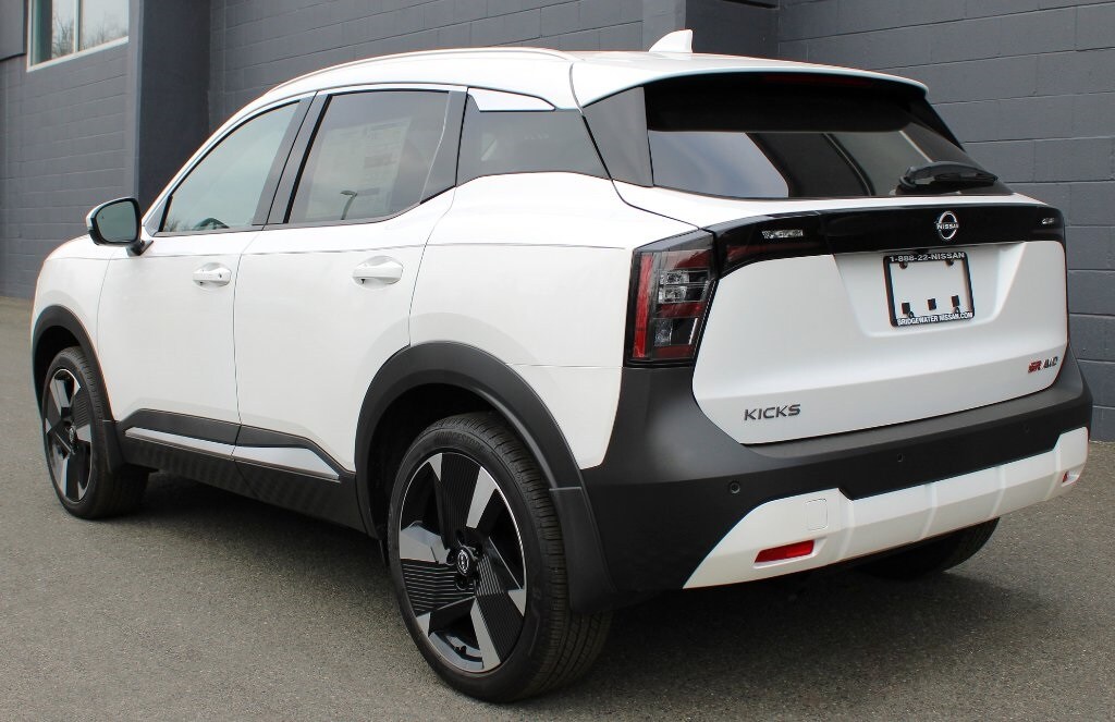 2025 Nissan Kicks SR photo 2