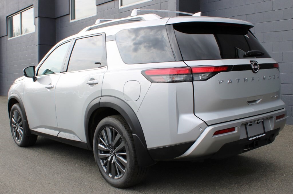2025 Nissan Pathfinder SL photo 2