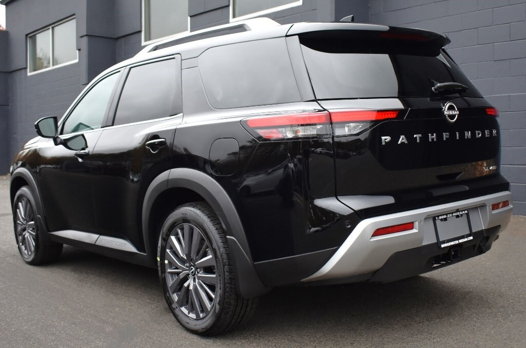 2025 Nissan Pathfinder SL photo 2