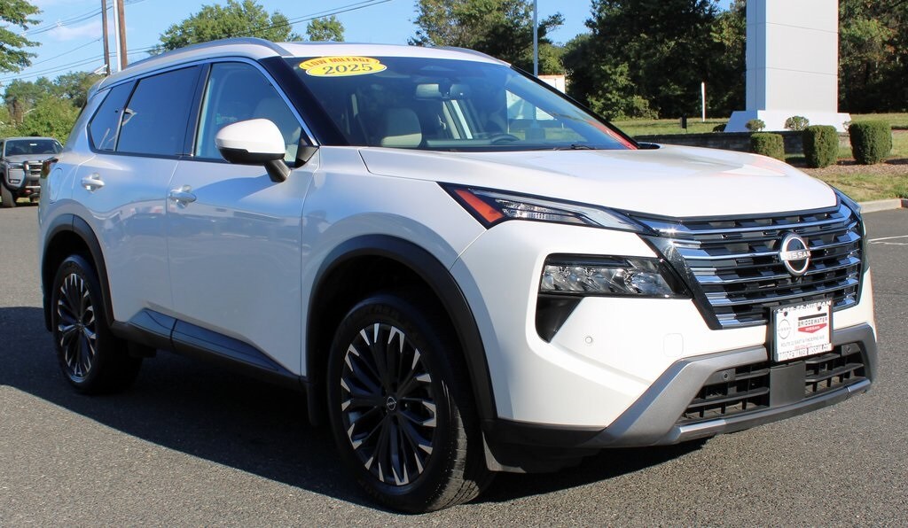 2025 Nissan Rogue SL photo 3