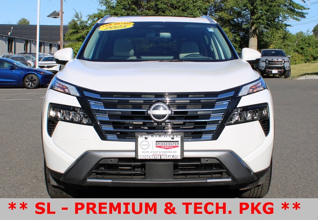 2025 Nissan Rogue SL photo 2