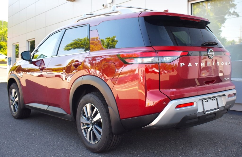 2025 Nissan Pathfinder SL photo 2