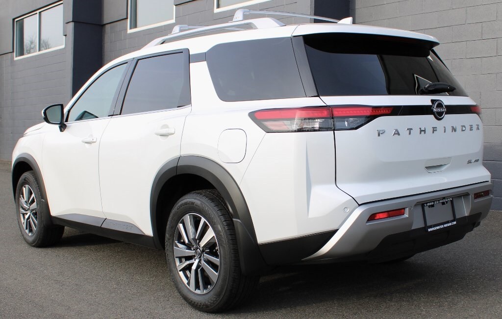2025 Nissan Pathfinder SL photo 2
