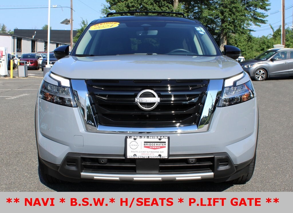 2024 Nissan Pathfinder SL photo 2