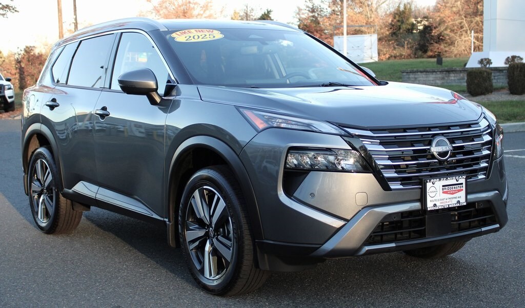 2025 Nissan Rogue SL photo 3