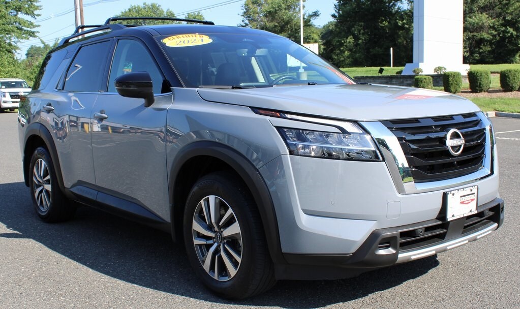 2024 Nissan Pathfinder SL photo 3