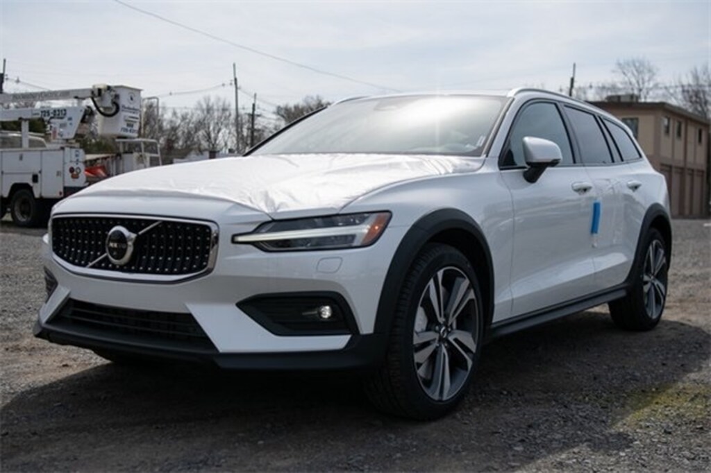 New 2024 Volvo V60 Cross Country B5 Plus in Crystal White For Sale