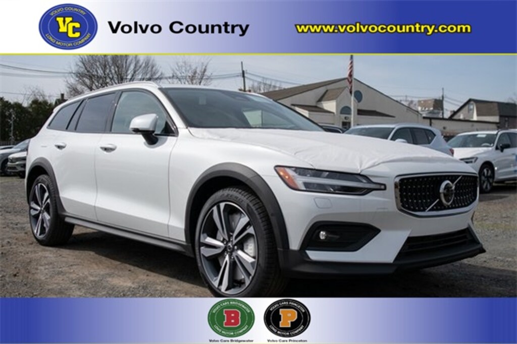 New 2024 Volvo V60 Cross Country B5 Plus in Crystal White For Sale