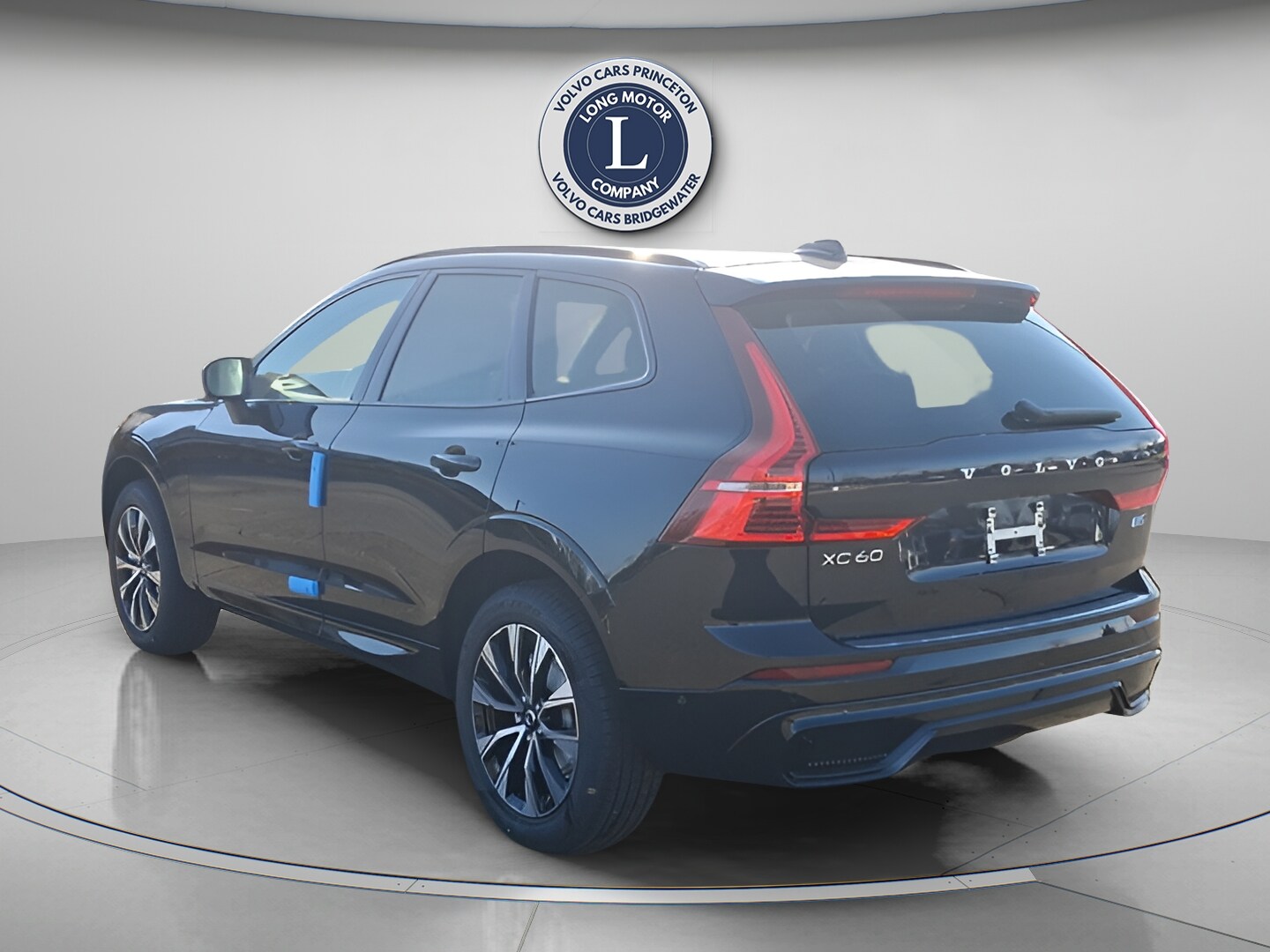 2025 Volvo XC60 B5 Plus photo 4