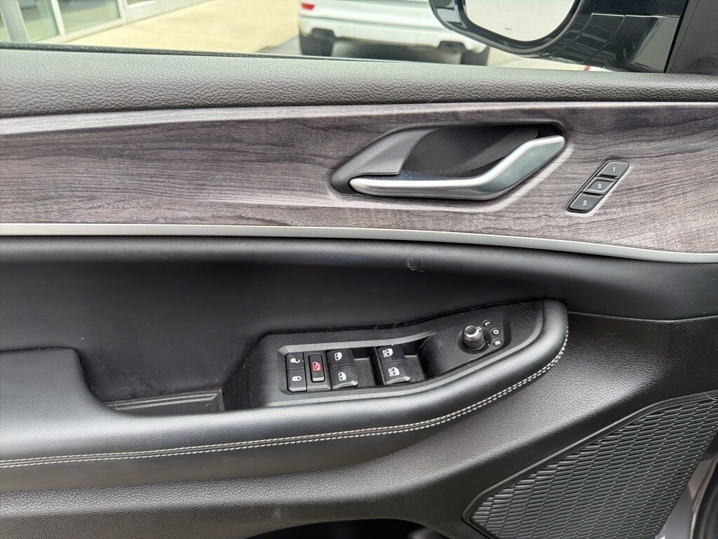 2023 Jeep Grand Cherokee Limited photo 2