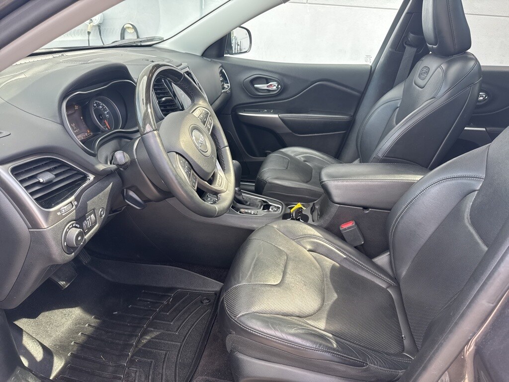 2019 Jeep Cherokee Overland photo 2