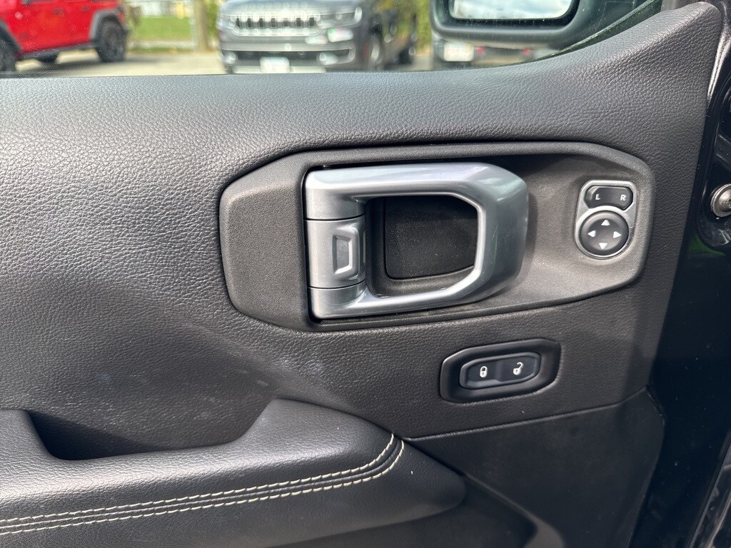 2022 Jeep Wrangler Unlimited Sahara photo 2