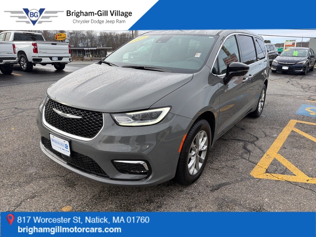 2025 Chrysler Pacifica Select's photo