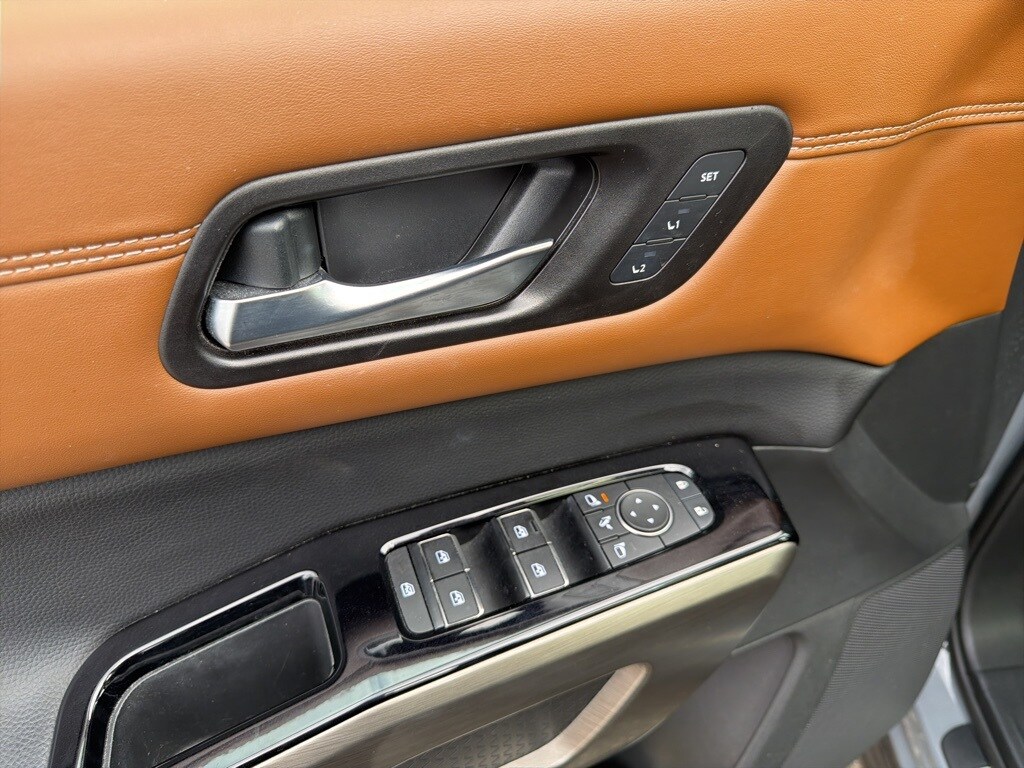 2022 Nissan Pathfinder Platinum photo 2