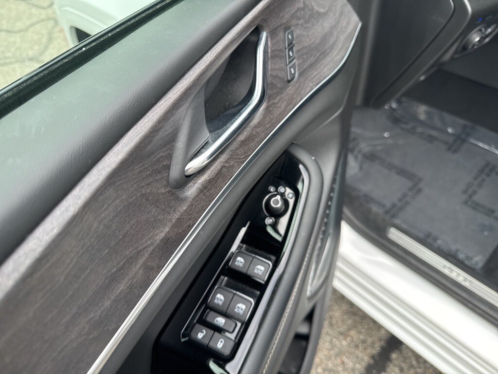 2024 Jeep Grand Cherokee Overland 4xe photo 2