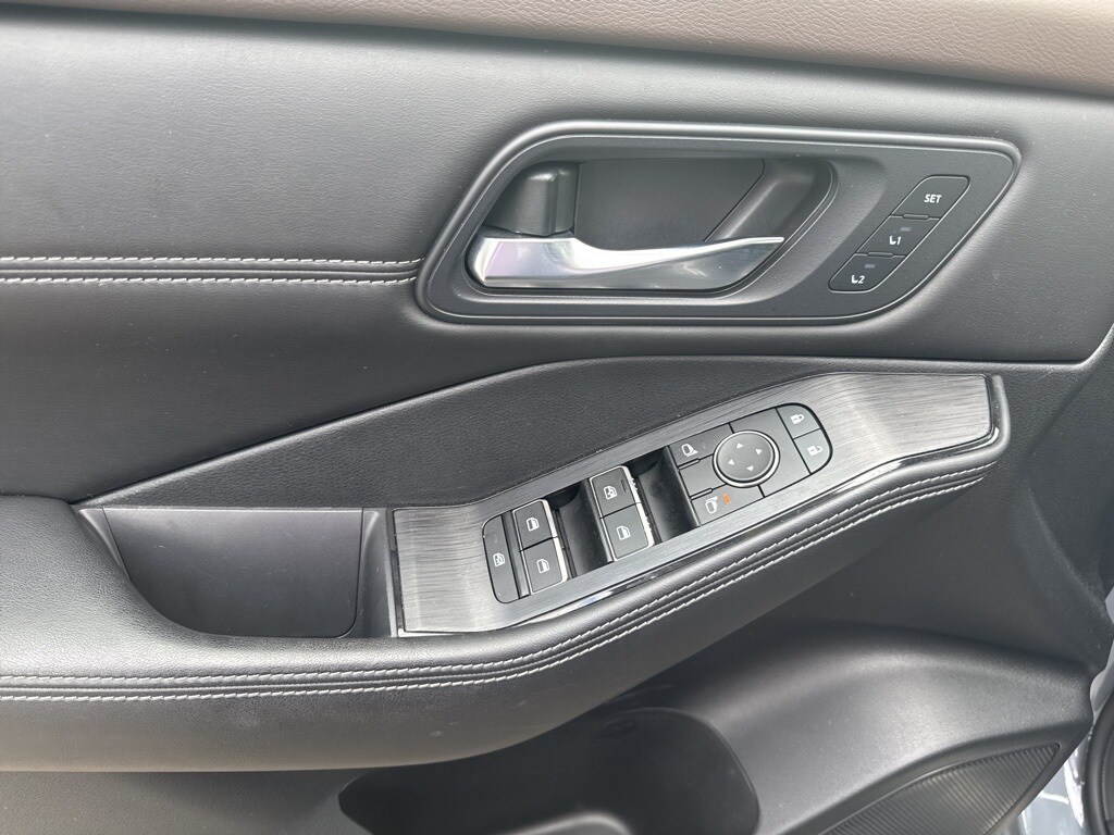 2023 Nissan Rogue SL photo 2