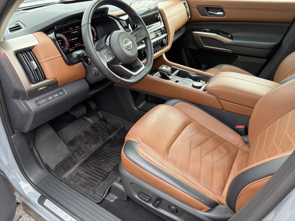 2022 Nissan Pathfinder Platinum photo 3