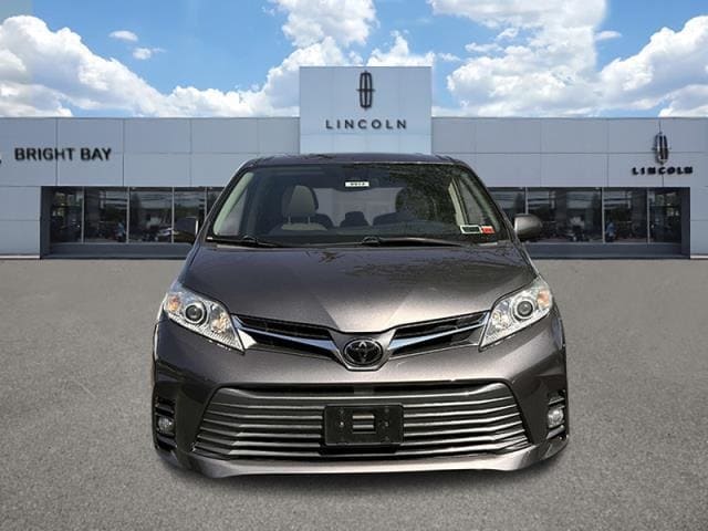 Used 2018 Toyota Sienna XLE with VIN 5TDYZ3DC8JS932878 for sale in Bay Shore, NY