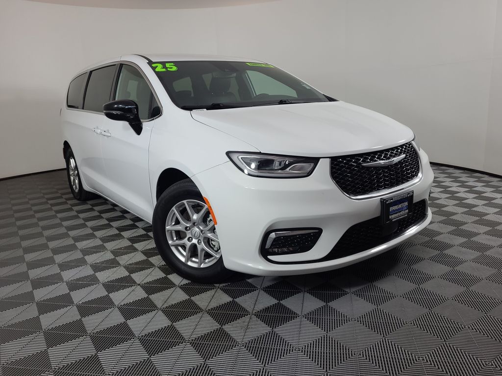 2025 Chrysler Pacifica Select's photo