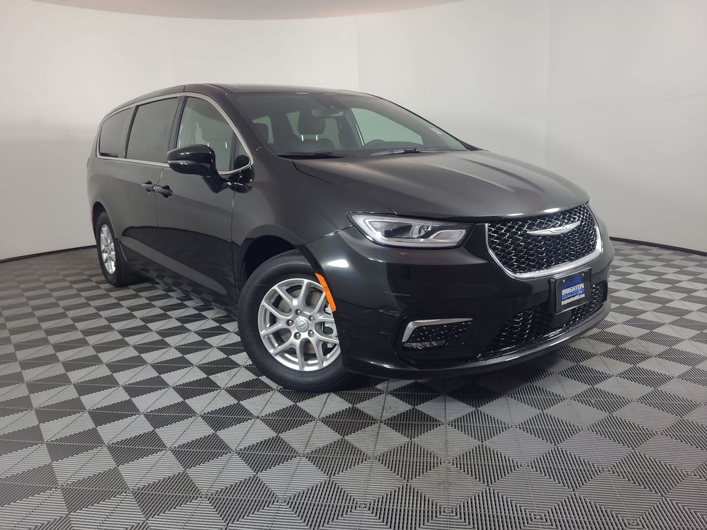 2025 Chrysler Pacifica Select's photo