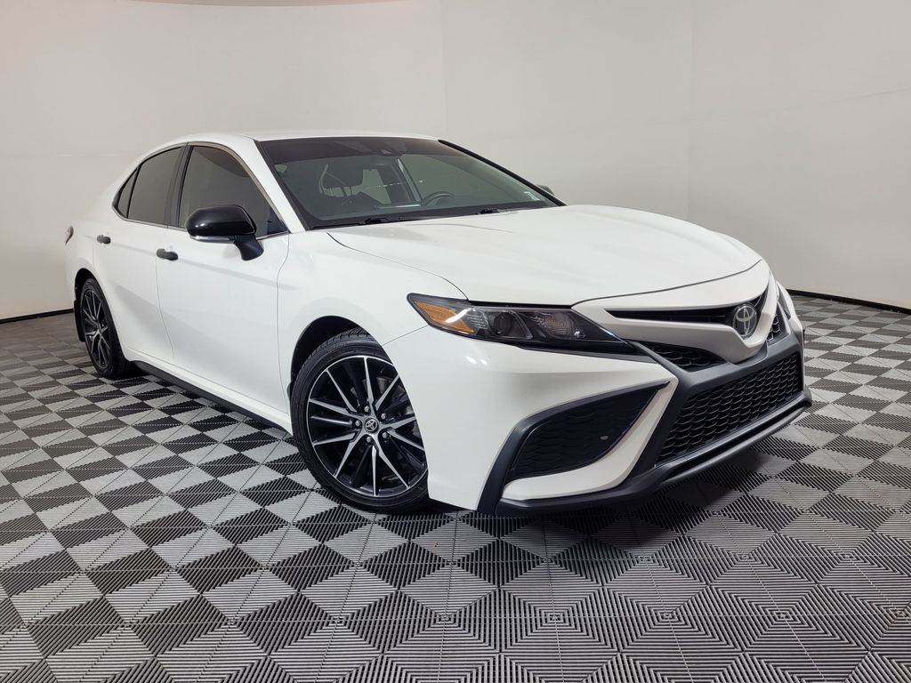 2022 Toyota Camry SE's photo