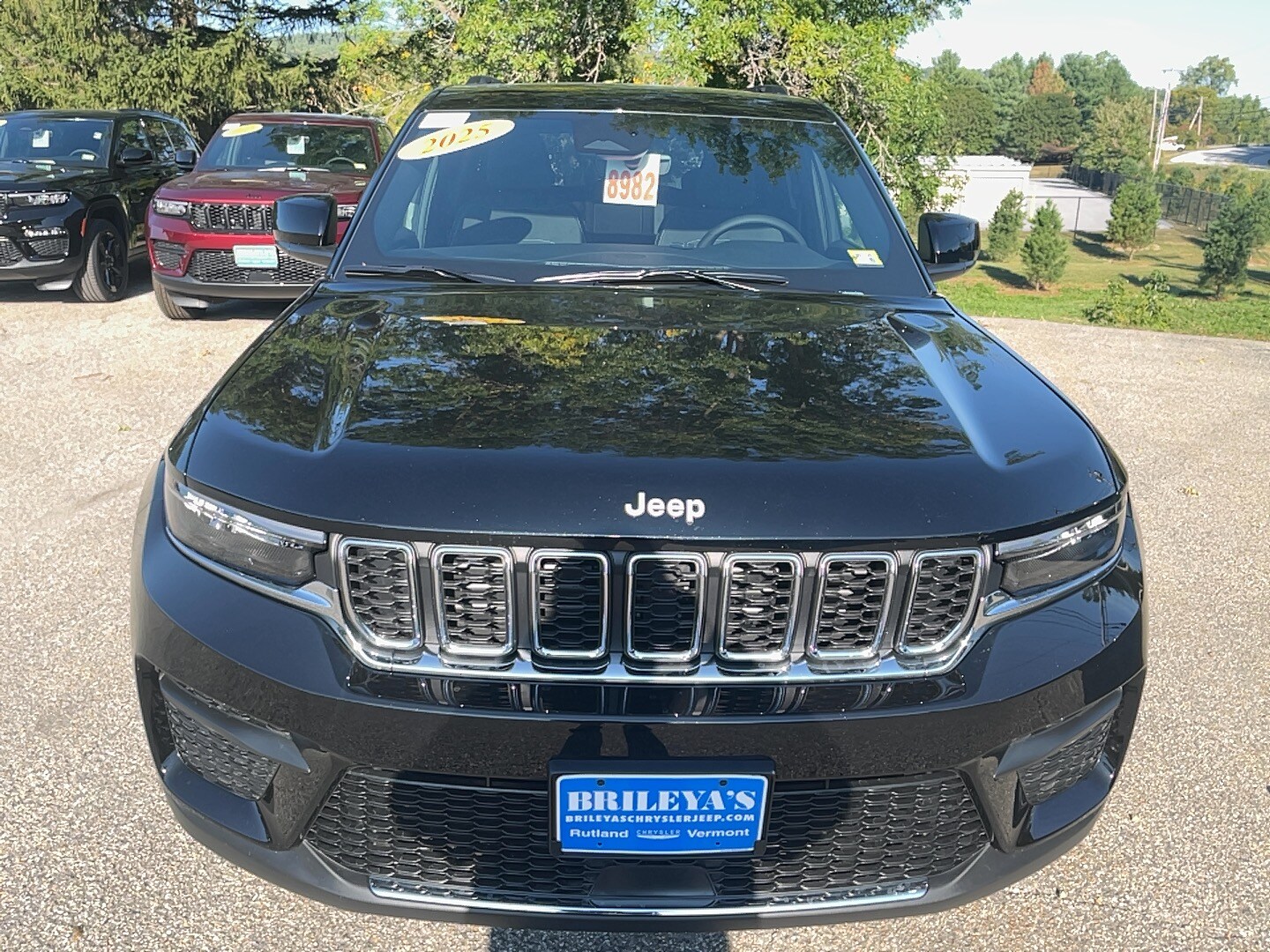 2025 Jeep Grand Cherokee Laredo photo 3