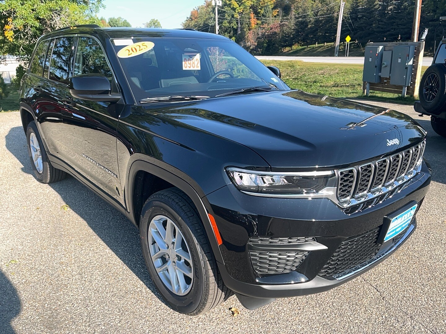2025 Jeep Grand Cherokee Laredo photo 2