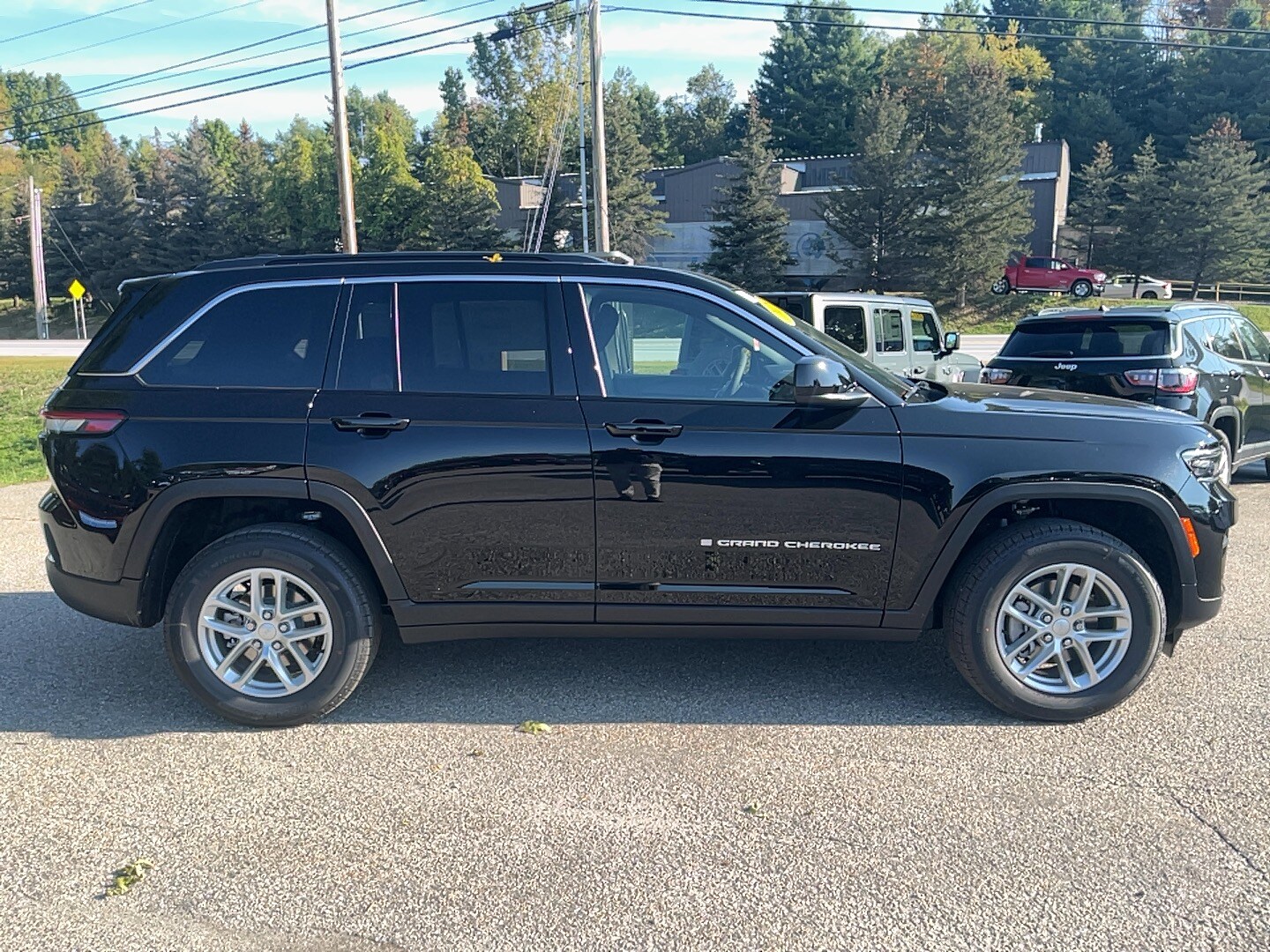 2025 Jeep Grand Cherokee Laredo photo 4