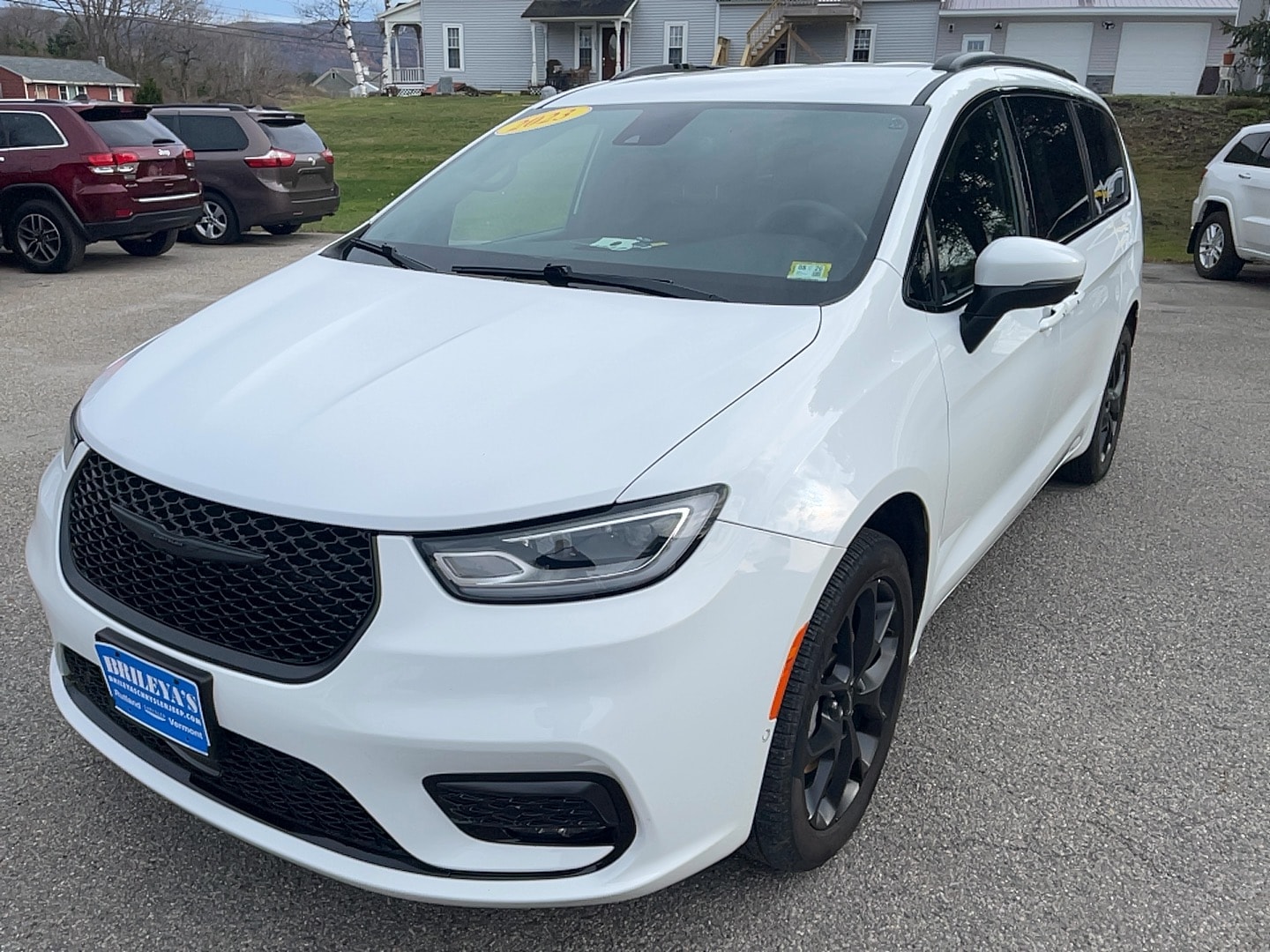 2023 Chrysler Pacifica Touring L's photo