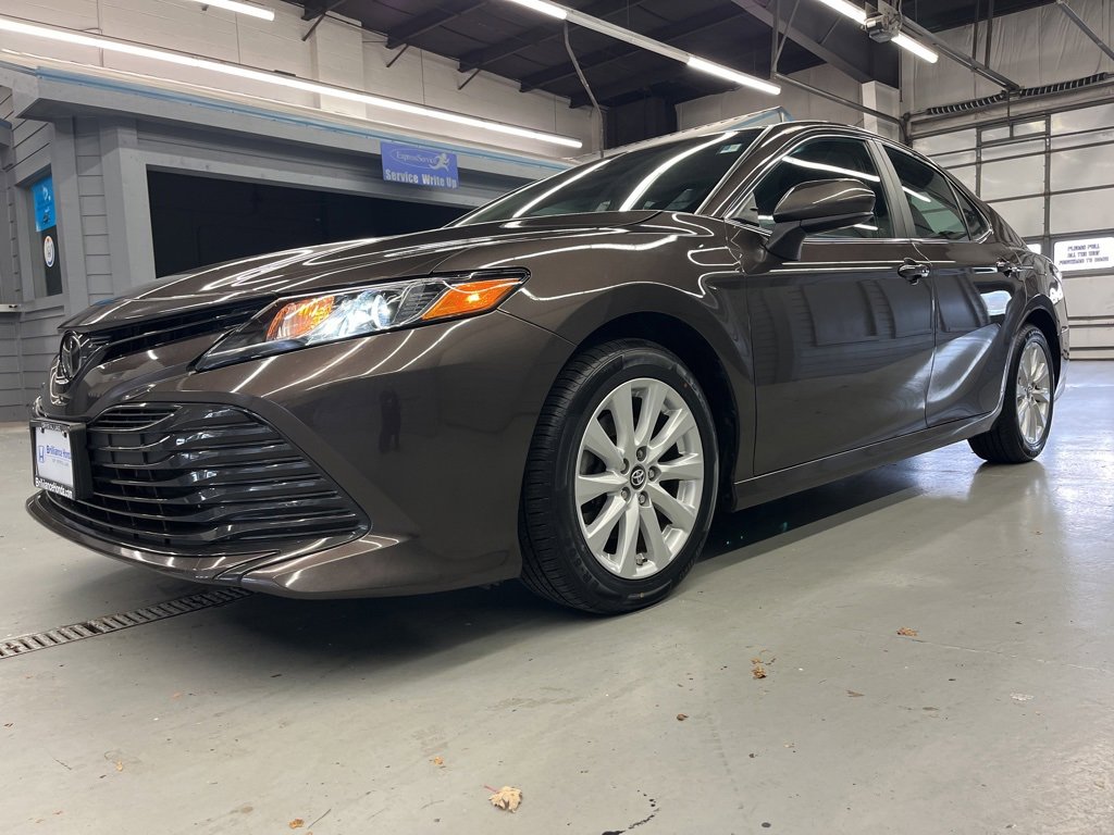 2018 Toyota Camry SE XLE photo 3