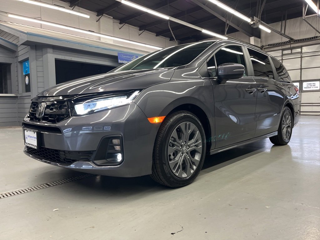 2025 Honda Odyssey Touring photo 3