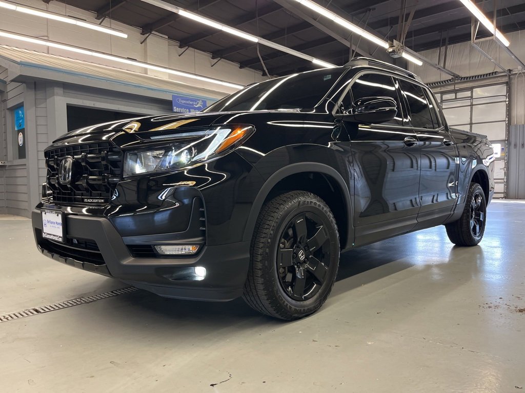 2024 Honda Ridgeline Black Edition photo 2