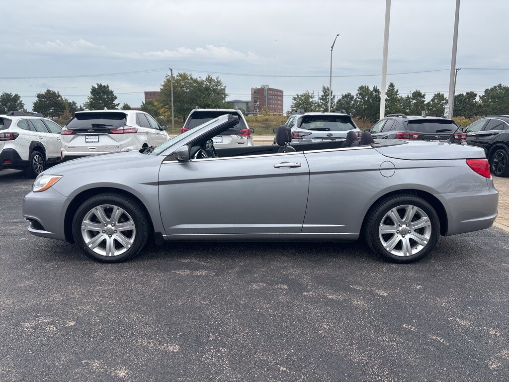 2013 Chrysler 200 Touring photo 4