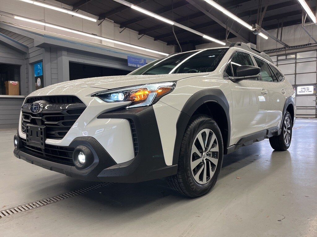 2025 Subaru Outback Base photo 3
