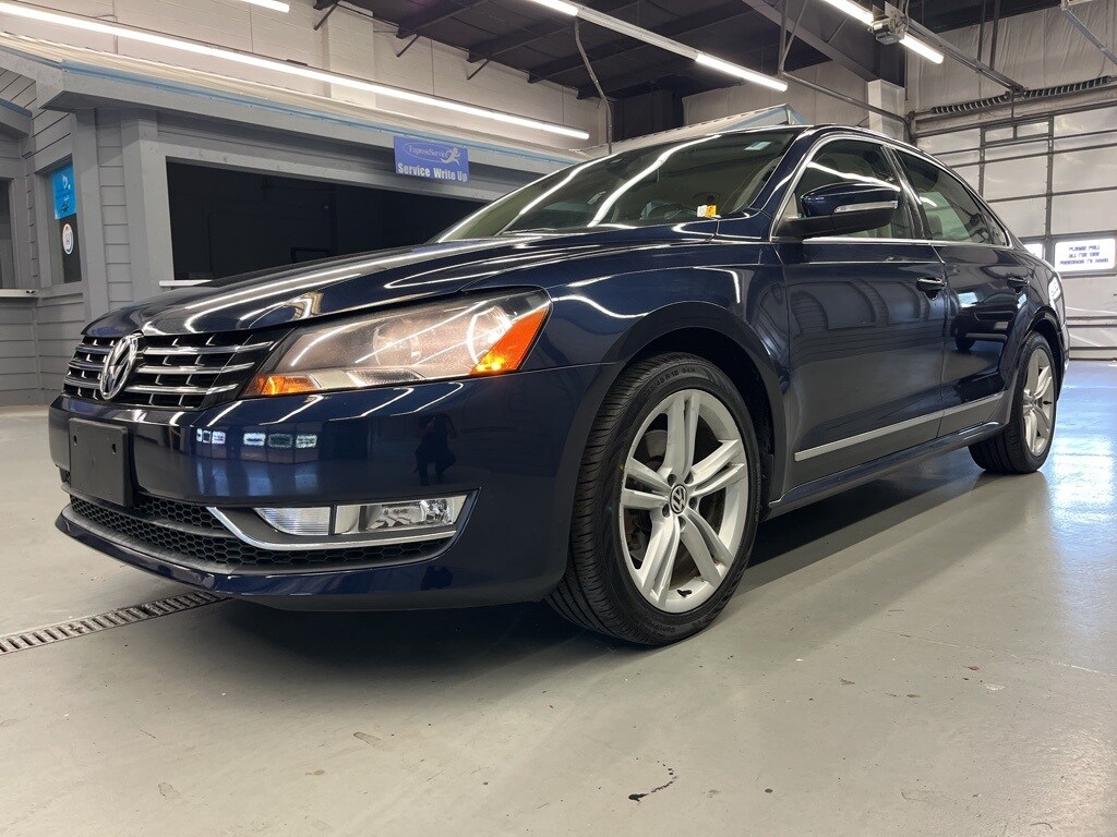 2014 Volkswagen Passat SEL Premium photo 3