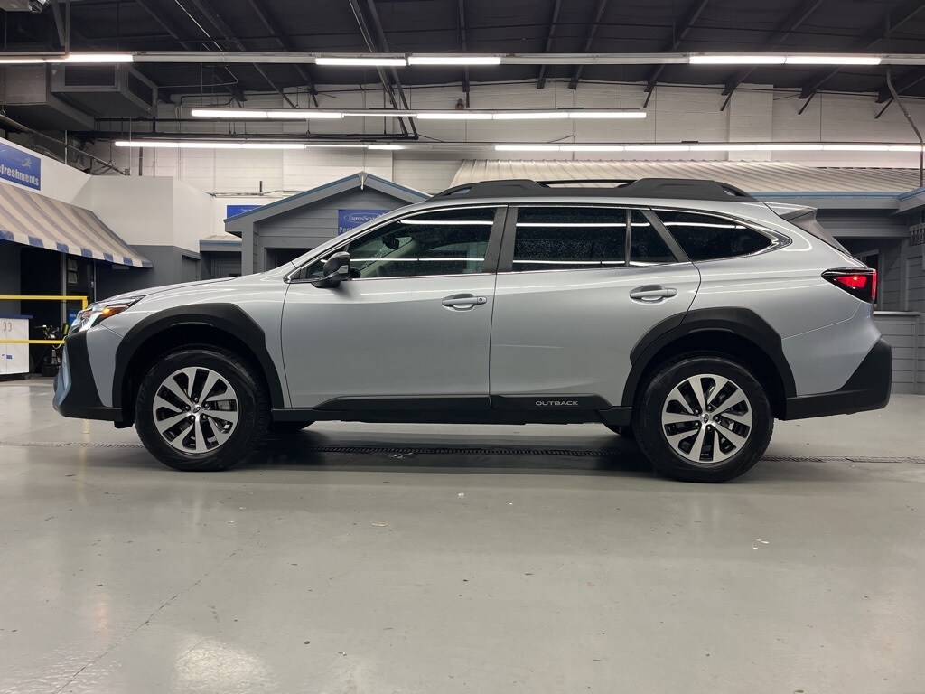2025 Subaru Outback Base photo 2