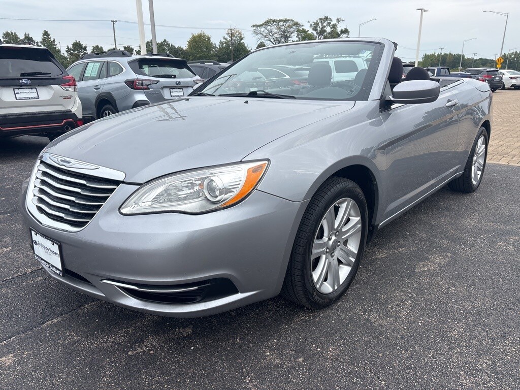 2013 Chrysler 200 Touring photo 3