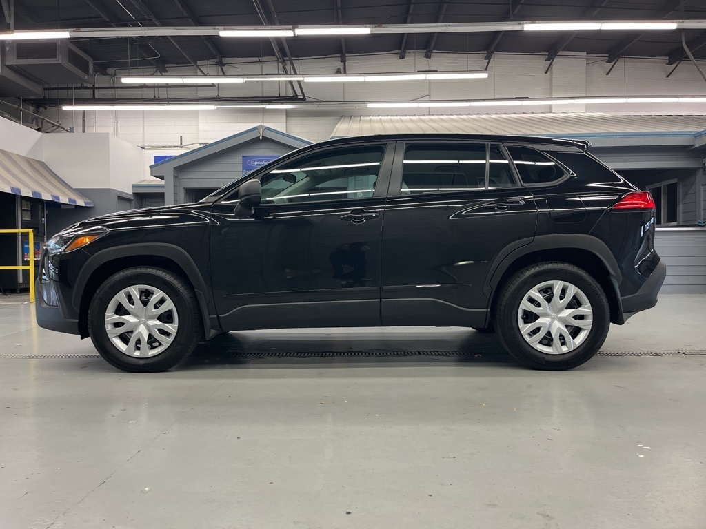 2023 Toyota Corolla Cross L photo 2