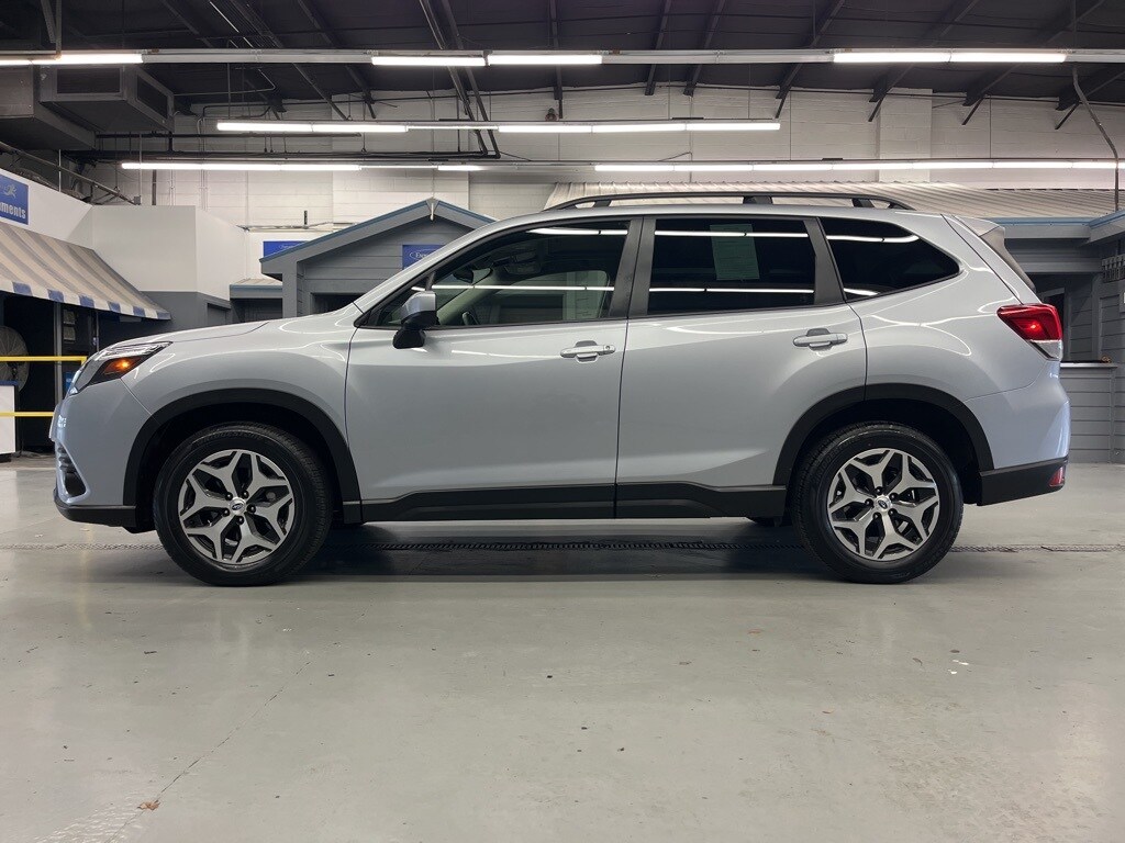 2023 Subaru Forester Premium photo 4